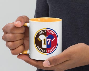 Taza con la camiseta de Josh Allen de los Wyoming Cowboys en color dorado y la camiseta de retiro número 17 de los Buffalo Bills Go Pokes Cup en marrón y dorado.