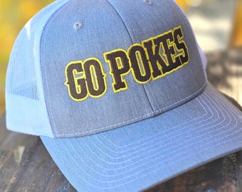 Wyoming Cowboys Trucker Hat Bestickte Go Pokes Cap Universität von Wyoming Merch Wyoming Cowboys Alumni Geschenke Braun und Gold 307 Sarah Berry