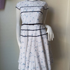 Vintage White floral Dress // Summer dress / Size Medium image 3