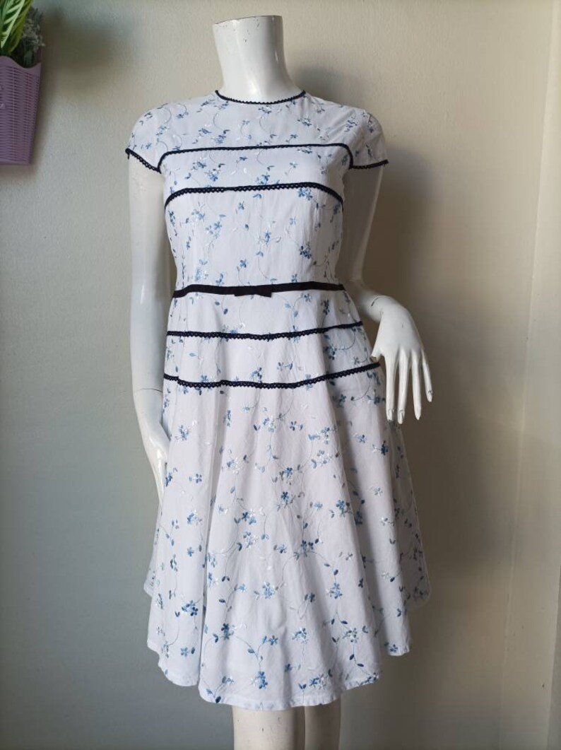 Vintage White floral Dress // Summer dress / Size Medium image 3