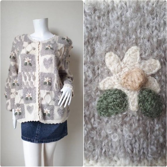 vintage sweater Pretty pastel flower and leaf kni… - image 1