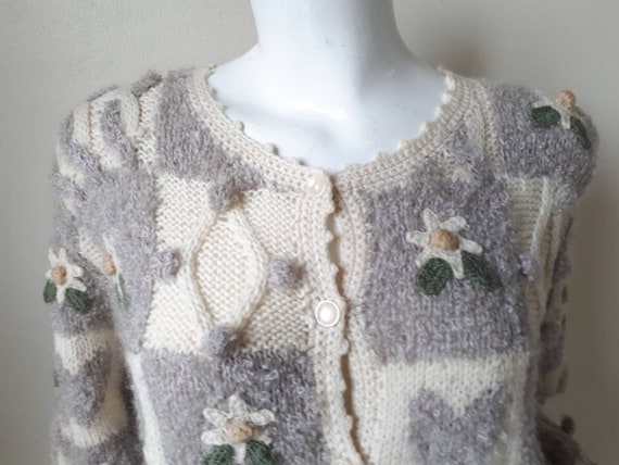 vintage sweater Pretty pastel flower and leaf kni… - image 2
