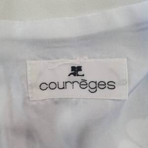 Pu&ograve; includere: Etichetta bianca con testo nero che recita "Courr&egrave;ges" con un piccolo logo nero sopra il testo.