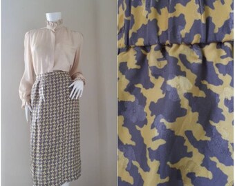 On Sale! Vintage HOUNDSTOOTH high waist pencil skirt.