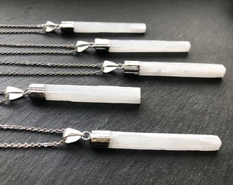 Silverselenithalsband Kalcithalsband Silverrå selenithänge Halsband med rå sten Selenitpinnehalsband Smalt selenithalsband