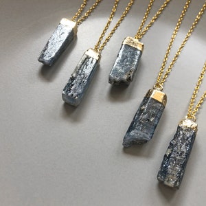 Rohe Kyanit Halskette Blauer roher Kyanit Kristall Anhänger mit 18K Gold Kette
