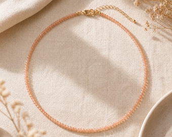 Collana con perline di pietra del sole, collana con minuscola pietra preziosa sfaccettata, gioielli delicati con pietra del sole color pesca, collana minimalista da indossare a strati, gioielli con vere pietre preziose