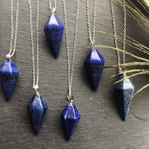 Collar de péndulo de lapislázuli Colgante de cristal azul Joyería de piedra puntiaguda piramidal