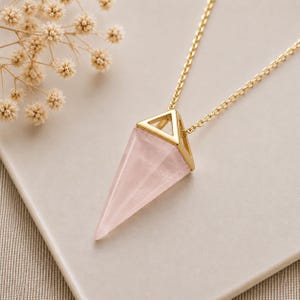 Halsband med rosenkvarts, pyramidhänge, eleganta punktsmycken