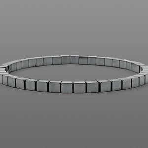 Puede incluir: Un brazalete de plata hecho de pequeños eslabones cuadrados.