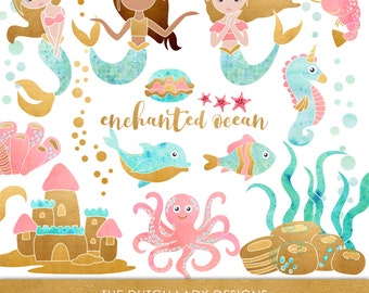 Puede incluir: Un conjunto de ilustraciones de acuarela con sirenas, caballitos de mar, delfines, un pulpo, coral, una concha, estrellas de mar y un castillo. Las ilustraciones son en tonos de rosa, azul y dorado, con una textura de acuarela. El texto "enchanted ocean" está escrito en letras doradas.