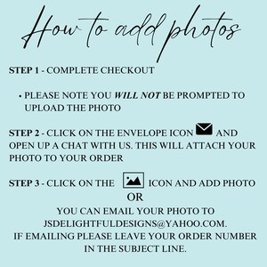 Op de afbeelding: Een lichtblauwe achtergrond met instructies over het toevoegen van foto's aan een bestelling. De tekst zegt "Hoe foto's toe te voegen" en bevat drie stappen: 1. Bestelling afronden, 2. Klik op het envelopicoon en open een chat, 3. Klik op het afbeeldingspictogram of e-mail uw foto naar het opgegeven e-mailadres.