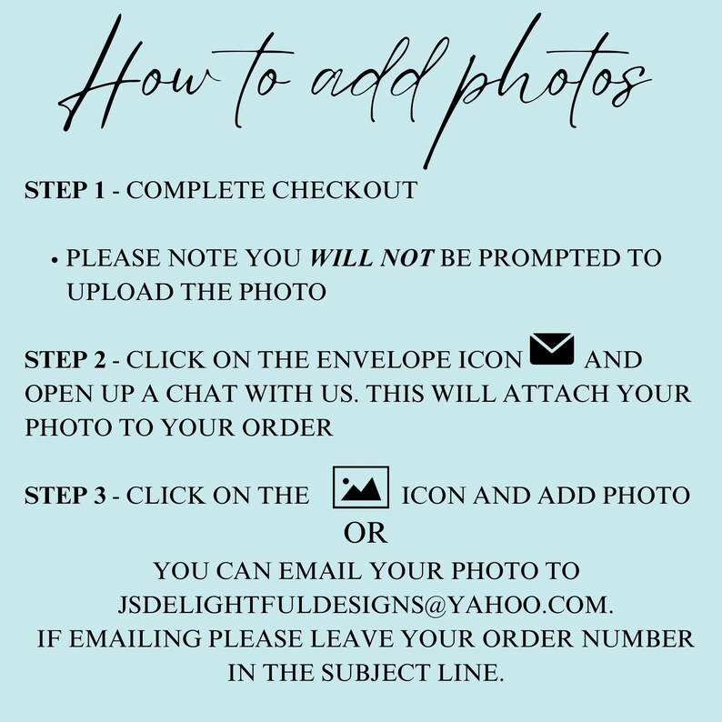 Op de afbeelding: Een lichtblauwe achtergrond met instructies over het toevoegen van foto's aan een bestelling. De tekst zegt "Hoe foto's toe te voegen" en bevat drie stappen: 1. Bestelling afronden, 2. Klik op het envelopicoon en open een chat, 3. Klik op het afbeeldingspictogram of e-mail uw foto naar het opgegeven e-mailadres.