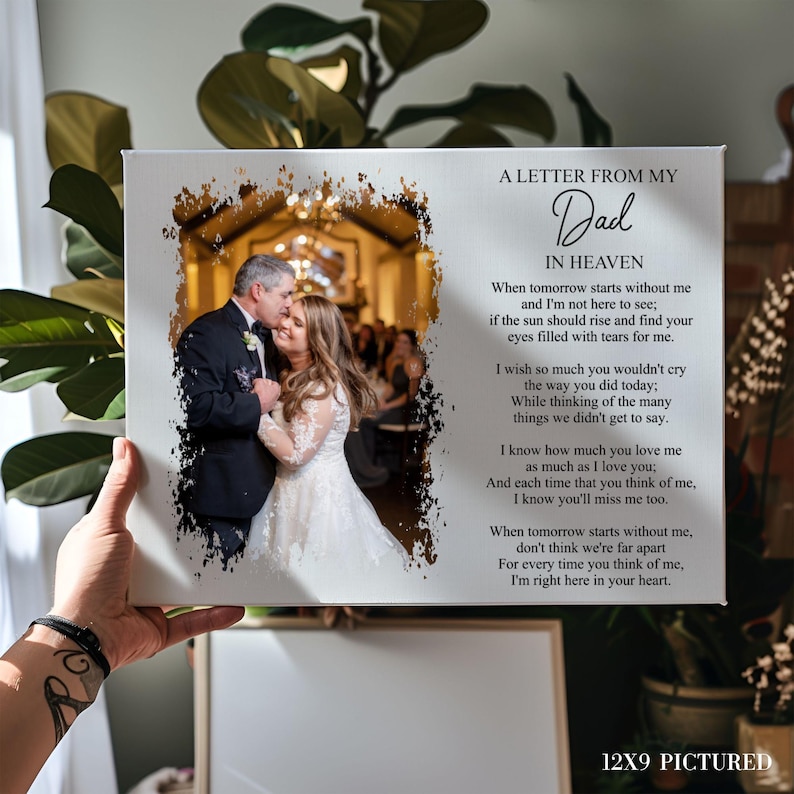 Op de afbeelding: Een witte canvas print met een zwart-witfoto van een stel dat op hun bruiloft danst. De print bevat een gedicht met de titel "Een brief van mijn vader in de hemel" met een boodschap van liefde en herinnering.