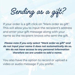 Op de afbeelding: Tekst op een blauwe achtergrond met een wit bloemenpatroon. De tekst luidt "Verzenden als cadeau?" en legt uit hoe je een bestelling als cadeau kunt markeren en een gepersonaliseerd bericht voor de ontvanger kunt toevoegen.