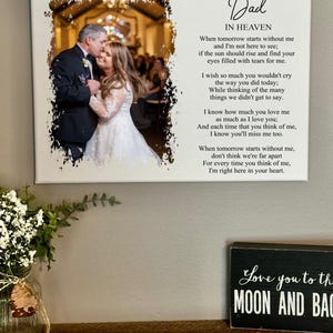 Op de afbeelding: Een witte canvas print met een zwart-witfoto van een dansend stel. De print heeft een textuur en een verweerde uitstraling. De tekst op de print luidt "A Letter From My Dad In Heaven" en bevat een gedicht over het missen van een dierbare.