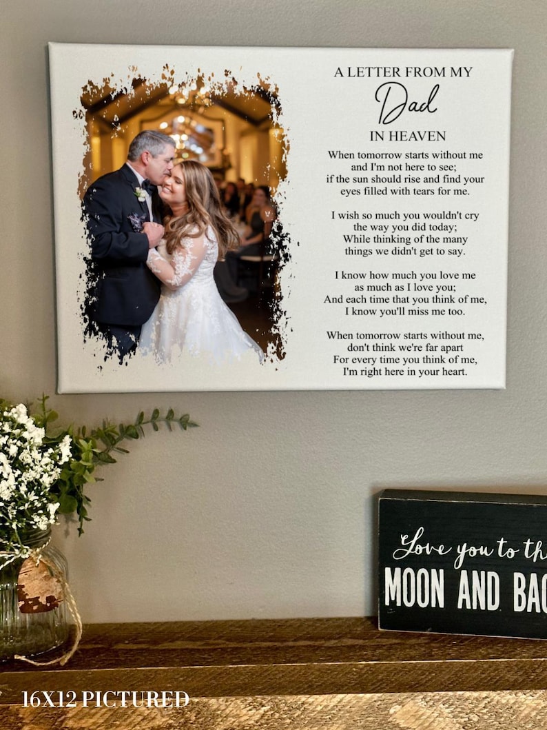 Op de afbeelding: Een witte canvas print met een zwart-witfoto van een dansend stel. De print heeft een textuur en een verweerde uitstraling. De tekst op de print luidt "A Letter From My Dad In Heaven" en bevat een gedicht over het missen van een dierbare.