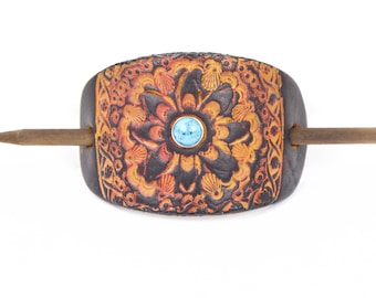 Spinka do włosów La Tierra z ozdobnym skórzanym patyczkiem - Skórzana spinka do włosów z kwiatowym wzorem - Skórzana spinka do włosów - Hippie Hair Accessories - Skórzana spinka do włosów z tłoczoną grafiką