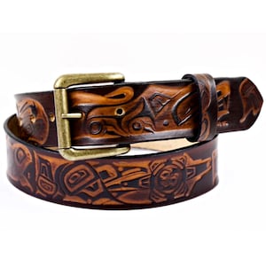Coastal Creatures Brauner Ledergürtel mit Northwest Native Design - Danny Dennis Art auf Leder - Herren-Gürtel mit Druckknöpfen