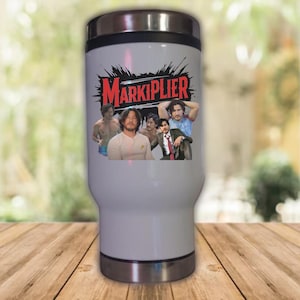 Puede incluir: Una taza de viaje de acero inoxidable blanca con una tapa negra y un gráfico colorido de un grupo de hombres con el texto "Markiplier" en rojo.