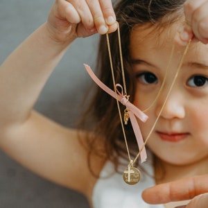 Taufkette Gold Mädchen, taufkette Jungen, taufschmuck, goldene Taufkette personalisiert, Kreuzkette, kette zur Taufe mit gravur, Namenskette für Mädchen mit Geburtsstein, kinderkette personalisiert, kreuz kette, kette mit kreuz