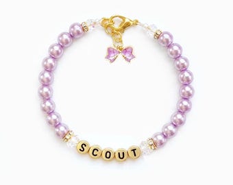 Collar personalizado de perlas lilas para perros y gatos con dije de lazo, elegante joyería ajustable para mascotas, regalos para cachorros y amantes de los perros.