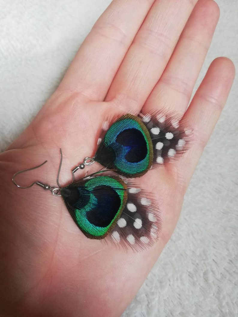 Boucles d'oreilles plume de Pintade et de Paon. image 3