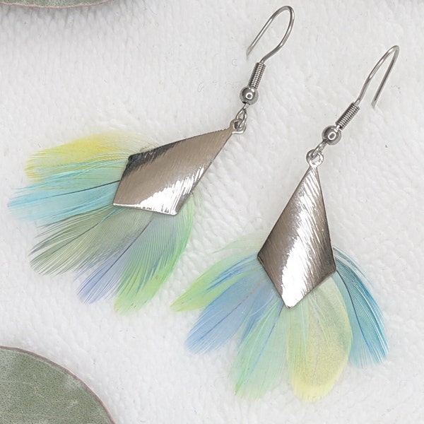 Boucles d'oreilles en acier et plumes d'oiseaux.