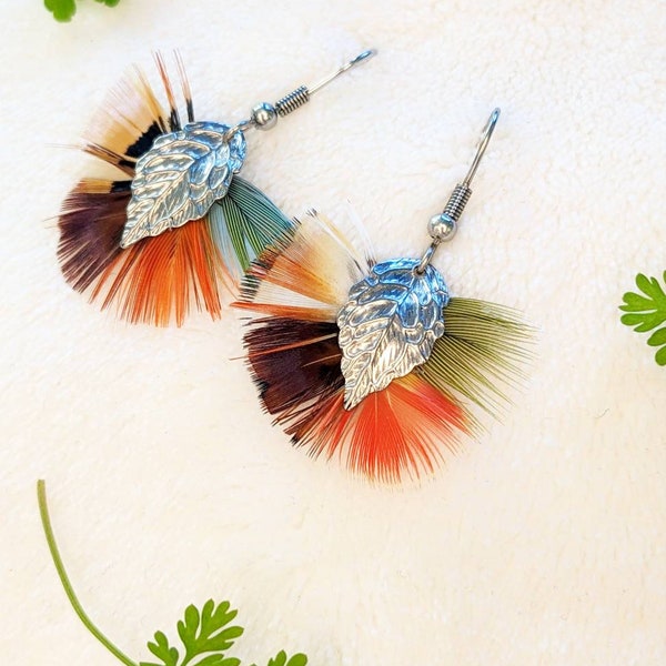 Boucles d'oreilles en acier et plumes d'oiseaux.