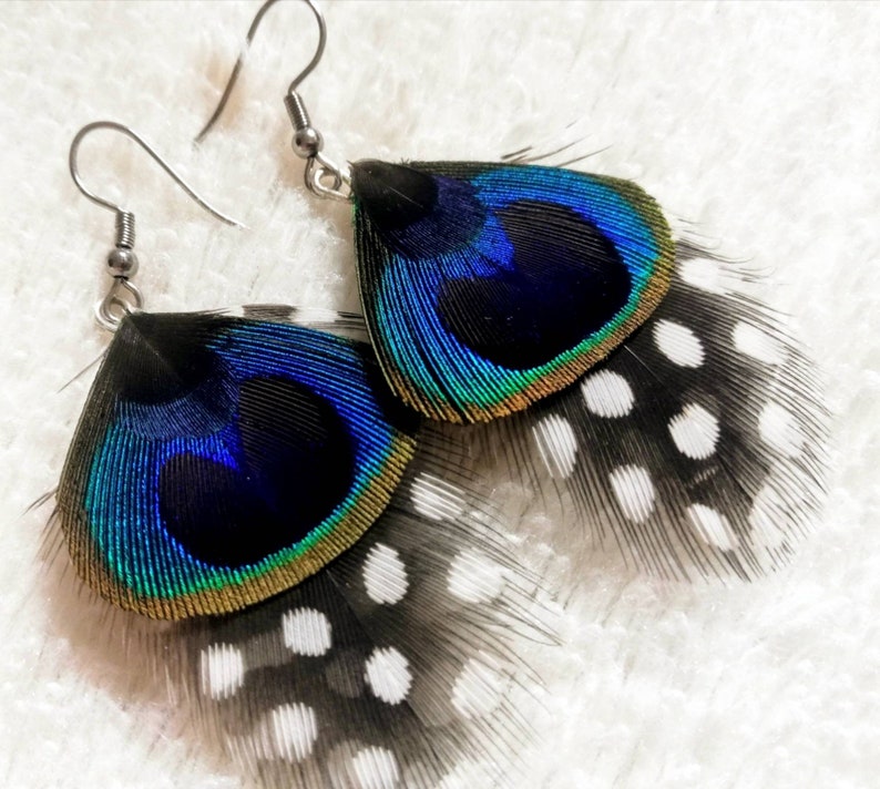 Boucles d'oreilles plume de Pintade et de Paon. image 1