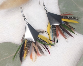 Boucles d'oreilles en acier inoxydable et plumes.