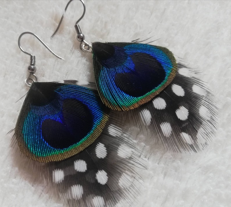 Boucles d'oreilles plume de Pintade et de Paon. image 2