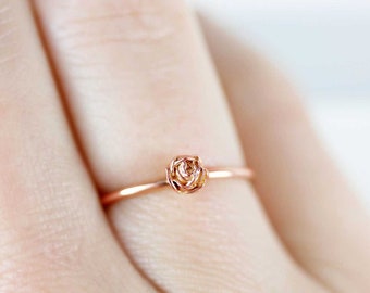 Anello rosa, anello floreale, anello impilabile, anello impilabile con fiori, anello romantico, anello floreale, anello di promessa, anello in oro rosa, anello delicato