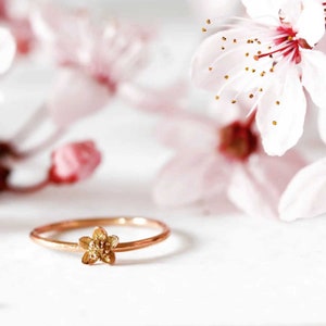 Kirschblüten Ring, Sakura Ring, Blumen Ring, Gold Stapelring, Stapelring, zarter Ring, zierlicher Ring, winziger Ring, kleine Blume Ring