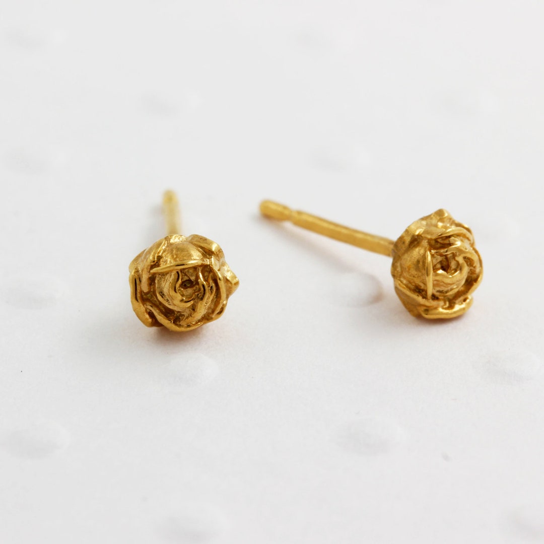 Orecchini A Borchia Oro Con Piccolo Fiore Rosa &ndash; Placcato Oro Giallo