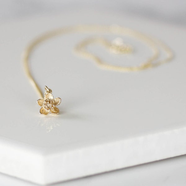 Collana con fiori di ciliegio, collana con sakura, collana con fiori, delicata collana in oro, collana impilabile, delicata collana in oro