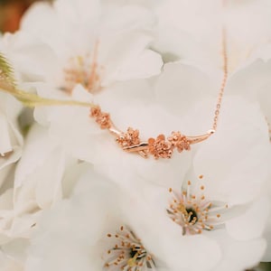 桜の枝のネックレス、桜のネックレス - シルバー/ゴールド/ローズゴールド - 花のネックレス、ローズゴールドのネックレス、繊細なネックレス