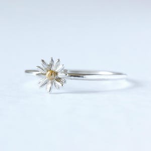 Daisy Ring – Silver & Gold, daisy stacking ring, flower ring, stackable flower ring, pretty ring, dainty ring, gift for daughter, floral rin