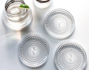 Juego de 4 posavasos redondos de cristal con hoyuelos, posavasos grabados, artículos de bar personalizados, posavasos con monograma, cristal a medida