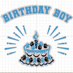 Puede incluir: Un diseño de bordado digital con el texto "BIRTHAY BOY" en azul, arqueado sobre un pastel azul y blanco con una vela encendida. El diseño incluye líneas radiantes y elementos decorativos.