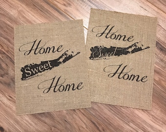 Op de afbeelding: Twee juteborden met de tekst "Home Sweet Home" en een silhouet van Long Island, New York.