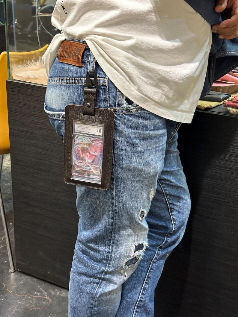 the Slab Sleeve attach to Jeans loops.