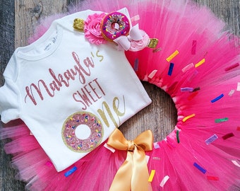 Ensemble personnalisé de bandeau Tutu Onesie sur le thème d’anniversaire de beignet, tenue de premier anniversaire de bébé fille, tenue de smash de gâteau de fille, tenue de séance photo