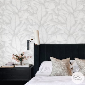 Light Grey Banana Leaves Wallpaper, Subtle Design Palm Leaf Wallpaper, Botanical Peel and Stick or Traditional material