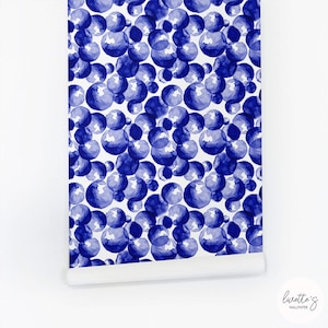 Peut inclure: Rouleau de papier peint avec un motif répétitif de cercles bleus à l'aquarelle sur fond blanc. Le design a une esthétique moderne et abstraite. Le nom de la marque "lunette's wallpaper" est visible en bas à droite.
