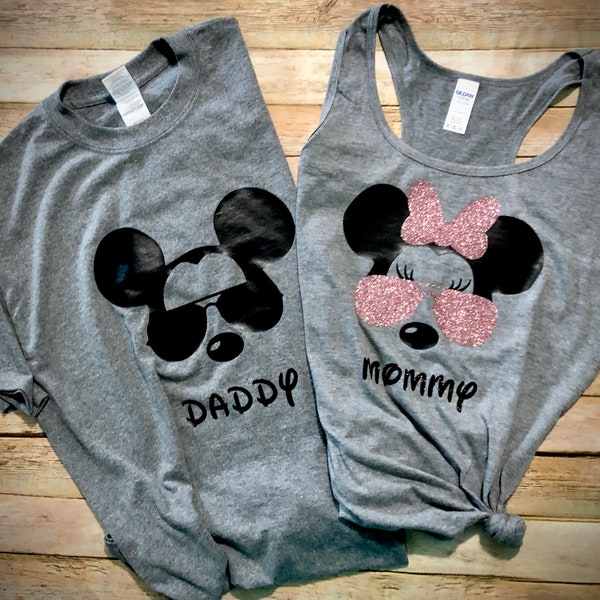 Camisetas Disney para a Família - Camisetas com Óculos de Sol do Mickey, Camiseta Aviador do Mickey, Camisetas Combinando para a Família Disney, Camisetas Disney, Camisetas Disney com Glitter