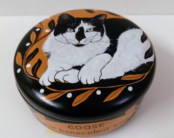 Urn for the ashes of a cat up to 13,2 lbs ( 6kg ), customized with portrait. CONTACT ME with a photo of your cat, I will paint it on the lid