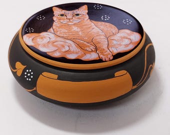 Ashes rn for cat up to 19.8 lbs ( 9kg ), customized with portrait. CONTACT ME with a photo of your cat, I will paint it on the lid.
