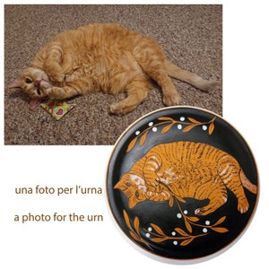 Urns in three sizes for the ashes of a cat up. CONTACT ME with a photo of your cat, I will paint it on the lid of a customized urn.