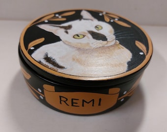 Urns in four sizes with portrait for the ashes of a cat. Contact me with a photo of your cat